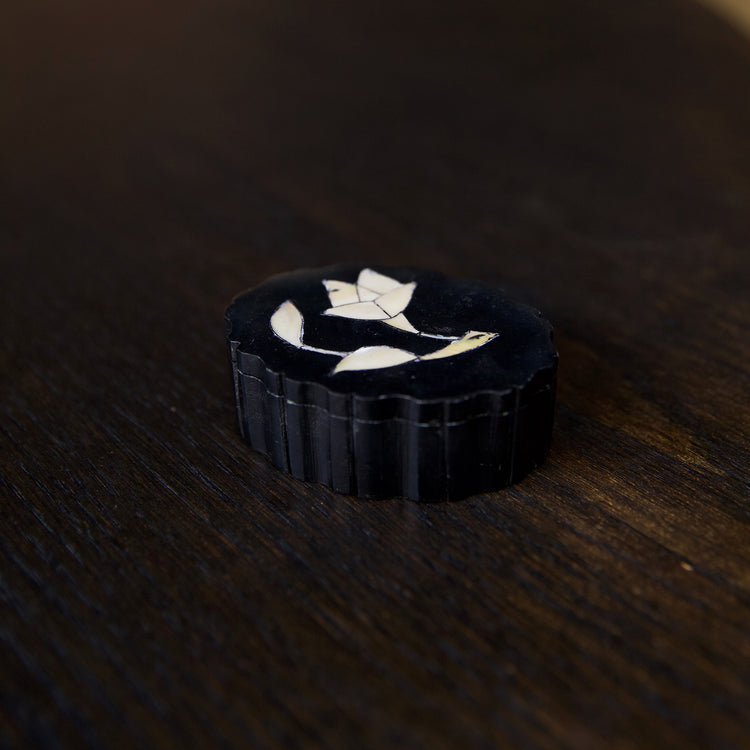 Large Black and White Scallop Box